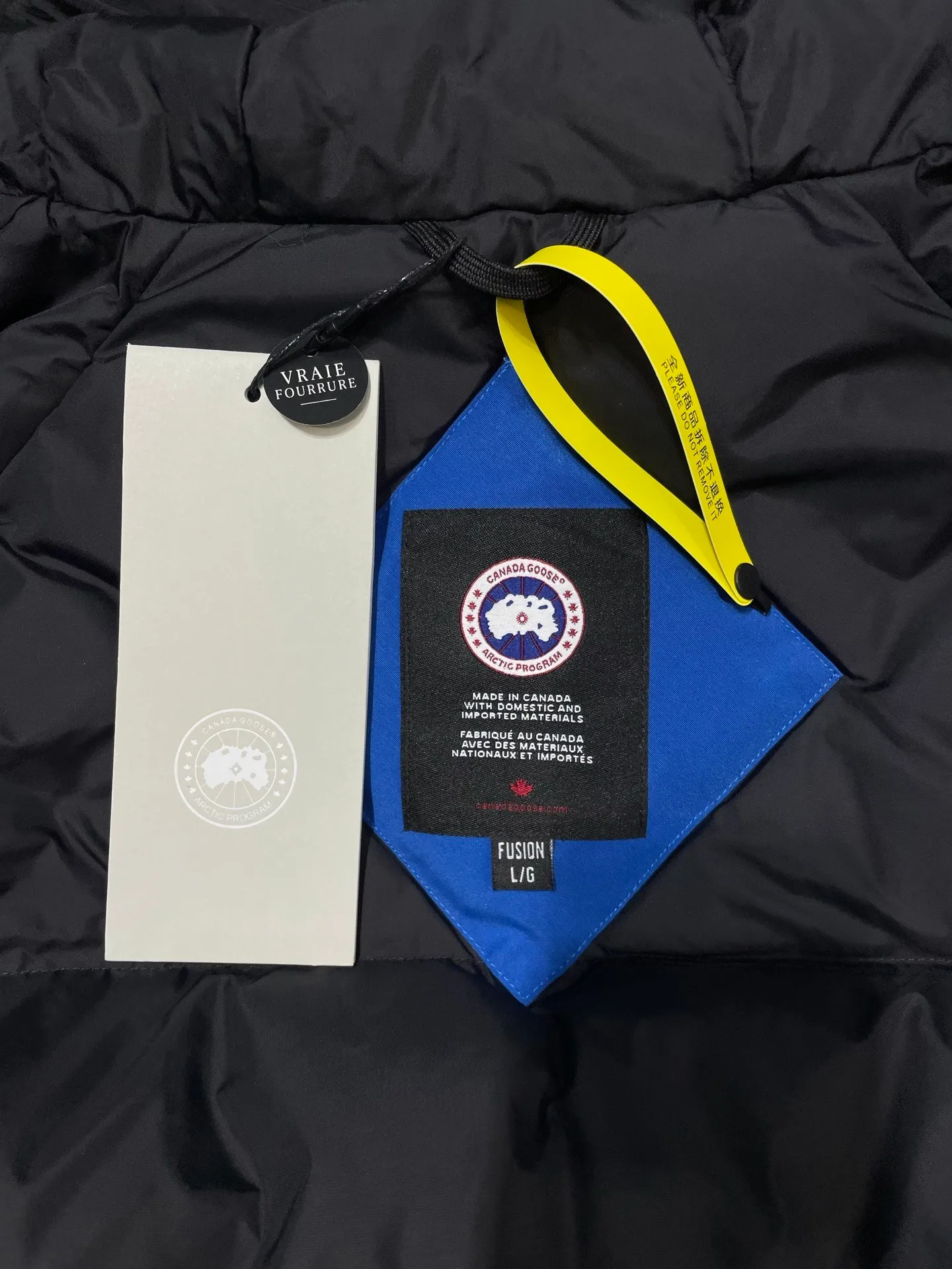 P760 original top quality Canada Goose #Chilliwa 7999M pilot short style/01 style #Men and Women Same Style# Synchronized anti-counterfeiting chip sensor! ➖ Imported 21S polyester-cotton blended original fabric [Last year’s 16S/18S hard fabrics have been completely eliminated, this year all use 21S synchronous fabrics, the soft mid-strap feels delicate and textured], synchronous Feather-Light 10D waterproof coating fabric, made of 84.5 polyester fiber and 15.5 cotton, 100% the best feel in the entire network! ➖ The official website synchronizes the national standard 80 white duck down, you can check the official website customer service, there will never be a series of misleading claims such as 90 down or goose down! ➖ Using the best nylon lon lining with double double-layer sealing design, anti-down 7 needles + grid-filled down ready-made garments, there will be 100% no so-called velvet running! ➖ The cuffs are designed with thickened seamless threads, and the collar and pocket lining are made of top-notch warmth and comfort! ➖ Yoshida YKK provides original custom-made electroplated sliders. YKK two-way lockable zippers are tight and smooth and will not peel off paint! ➖ 3M composite guarantees that the Velcro is the same as the original, durable, and all accessories and hardware are custom-made! ➖ Customized 10,000-needle embroidery labels imported from Behringer embroidery machines, 98% of which restore the original labels. You can check and compare on the official website! ➖ The fur collars are all made of large pieces of Western Canadian blue wolf hide, ensuring that each fur collar is 13-15cm wide!   Size:XS-XXL